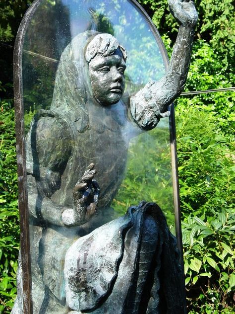 Alice in Wonderland statue in London. Mirror Sculpture, Cemetery Art, Wow Art, Through The Looking Glass, Sculptures & Statues, Pics Art, Art Sculpture, Art Plastique, Graveyard