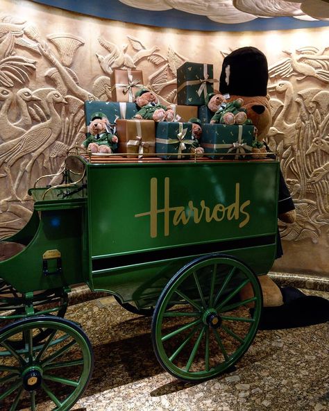 Evie on Instagram: “@harrods #harrodsmoments #harrodschristmas #christmasinlondon #chasingfacades #timeoutlondon #esgolondon #theprettycities #london…” Harrods Christmas, Mall Decoration, Xmas 2024, Retail Design Display, English Christmas, Harrods London, London Christmas, New Years Decorations, Christmas 2024