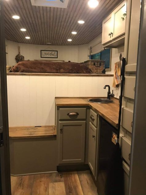 Gooseneck Trailer Interior, Gooseneck Enclosed Trailer Camper, Lq Horse Trailer Remodel, Horse Box Conversion Interior, Horse Trailer Redo, Gooseneck Trailer Ideas, Gooseneck Horse Trailer Conversion, Diy Weekender Horse Trailer, Gooseneck Horse Trailer Living Quarters Diy