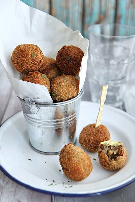 My Kitchen Antics: Bitterballen (Dutch beef croquettes) Bitterballen Recipe, Dutch Croquettes, Beef Croquettes, Dutch Treats, Netherlands Food, Dutch Cuisine, Croquettes Recipe, Dutch Food, Savory Treats