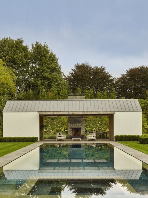 Hamptons Pool House, Pool House Piscine, Hampton Pool, Hamptons Pool, Barn Pool, Pool House Design, House In The Hamptons, Modern Pool House, Moderne Pools