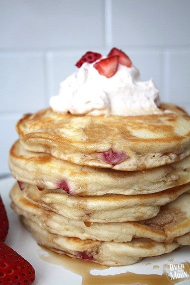 Pink Pancake, Vanilla Pancakes, Crumble Cookie, Strawberry Pancakes, Best Pancake Recipe, Breakfast Lovers, Big Moon, Fruit Salad Recipes, Food Ads