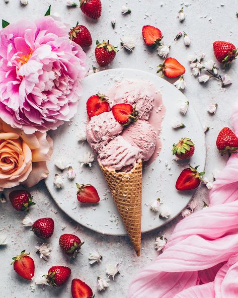 Homemade Ice cream Recipe #icecream #strawberries #strawberryicecream #veganicecream Vegan Strawberry Ice Cream, Ice Cream Easy, Ice Cream Photography, Ice Cream Pies, Food Vegan, Vegan Ice Cream, Ice Machine, Strawberry Ice Cream, Homemade Ice