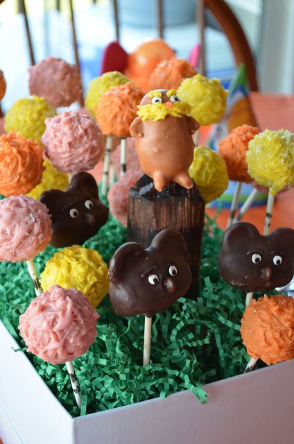 Diy Lorax, Lorax Cake, Lorax Birthday, Lorax Party, Movie Night Dinner, Brownie Pops, Seuss Party, Cupcake Wars, Marshmallow Treats