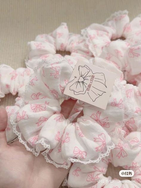 Diy Hair Accessories Tutorial, Scrunchies Aesthetic, Kawaii Hair Accessories, Hair Accessories Tutorial, Baby Dress Diy, Craft Market Display, Diy Hair Scrunchies, Diy Hair Accessories Ribbon, Scrunchies Diy