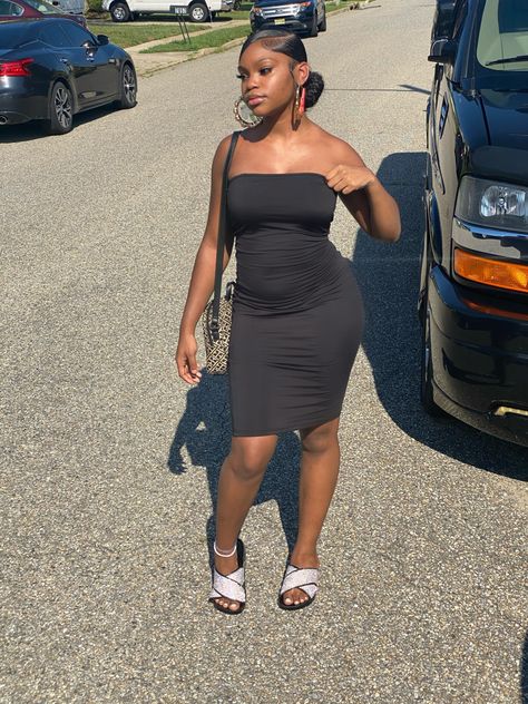 Tube Top Dress Outfit Black Women, Tube Dress With Sneakers, Tube Top Dress Outfit, Strapless Dress Casual, Dress Outfit Black Women, Black Teenage Girl, Tube Top Outfits, Mode Instagram, Teen Outfits