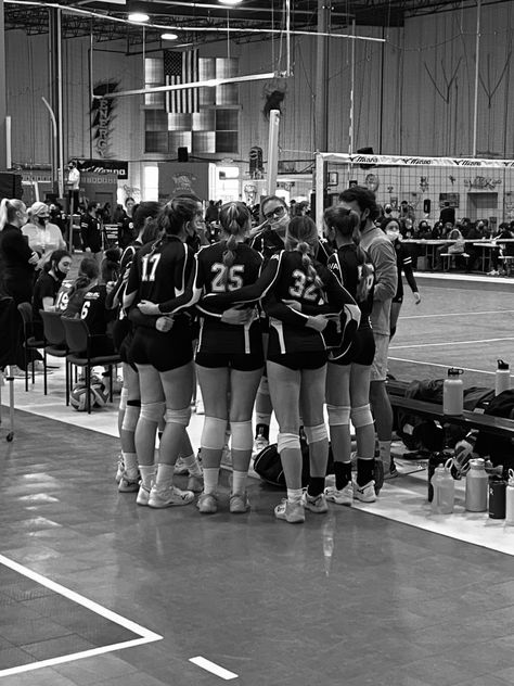 Volleyball Aesthetic Pictures, Volleyball Aesthetic, Volleyball Photos, Volleyball Clubs, Volleyball Inspiration, Team Goals, Sport Volleyball, Volleyball Pictures, Clubbing Aesthetic