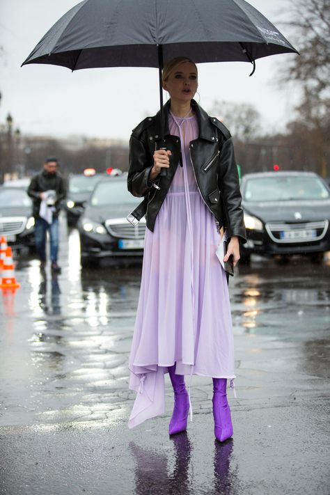 Silver Made Quite a Few Cameos Among Showgoers at Paris Fashion Week - Fashionista Lilac Dress Street Style, Lavender Pumps Outfit, Purple Shoes Outfit, Lilac Outfits, Lilac Fashion, Mode Purple, Wearing Purple, Purple Boots, Leandra Medine