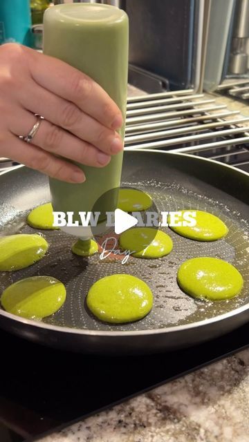 Victoria | Baby led weaning recipes | London on Instagram: "BLW Diaries Day 7 - Banana Spinach Pancakes  These pancakes are naturally sweetened with banana what makes them a nutritious breakfast treat!  Recipe for ~ 12-15 mini pancakes  1 ripe banana 1/2 cup rolled oats 1 egg 1 handful spinach 1/2 tsp ground cinnamon  1/2 tsp baking powder a drop of vanilla extract butter for frying  Serve with:  Greek yoghurt raspberries   Blend all of the ingredients together until smooth. Preheat the pan on a medium heat. Spoon out tablespoon amounts of batter and form small circles on a thinly greased pan to cook (I use IKEA sauce bottle with wider cut head hole to shape perfectly round pancakes). Once you see a few bubbles, flip over the pancakes and cook for a minute on the other side.  Serve with so Spinach Pancakes For Baby, Banana Spinach Pancakes, Baby Pancakes Recipe, Spinach Banana Pancakes, Baby Breakfast Ideas, Pancakes For Babies, Pregnancy Breakfast, Green Pancakes, Pregnancy Preparation