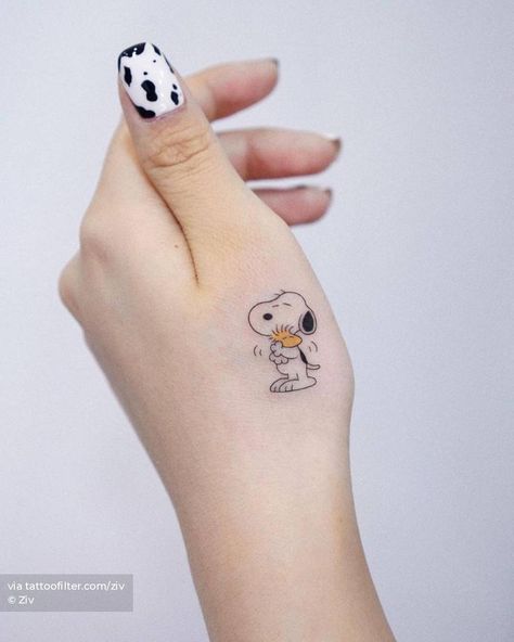 Snoopy and woodstock tattoo on the hand Snoopy Tattoo For Women, Woodstock Tattoo, Minion Tattoo, Snoopy Tattoo, Elements Tattoo, Bff Tattoos, Geniale Tattoos, Cute Little Tattoos, Initial Tattoo