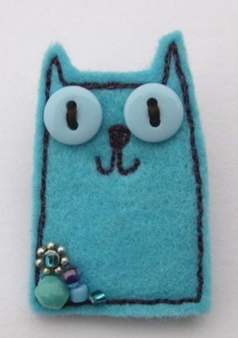 Fabric Brooch, Felt Embroidery, Pola Sulam, Felt Jewelry, Felt Cat, Felt Patterns, Felt Brooch, Felt Decorations, Fabric Accessories