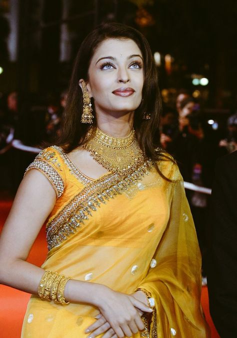 Aishwarya Rai Cannes, Bengali Bridal Makeup, Bollywood Outfits, Desi Fashion Casual, Hijabi Fashion Casual, Indian Dresses Traditional, Desi Clothes, Indian Aesthetic, Dress Indian Style