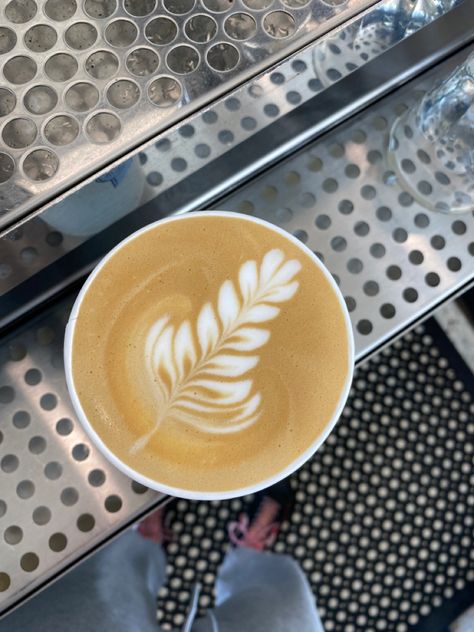 Rosetta latte art in coffee 💌 Rosetta Latte Art, Coffee Mood, Late Art, Coffee Barista, Sweet Coffee, Coffee Obsession, Coffee Dates, Local Coffee Shop, Coffee Date