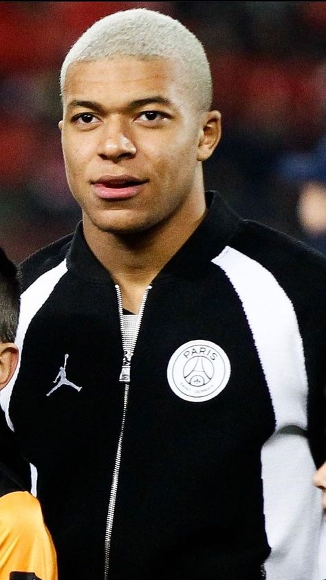 Kylian Mbappe White Hair, Mbappe Bricked Up, Kylian Mbappe Blonde Hair, Mbappe White Hair, Kylian Mbappe Boyfriend Material, Kylian Mbappe Hot, French Football Players, Cute Football Players, Boy Blurred Pic