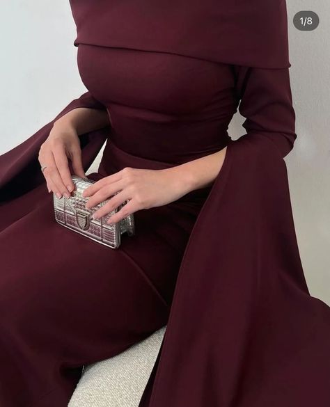 Event Dresses Classy, Burgundy Evening Dresses, Simple Elegant Dresses, Dress Soiree, Beautiful Gown Designs, Prom Dresses Off The Shoulder, Burgundy Evening Dress, Dresses Off Shoulder, Dresses Off The Shoulder