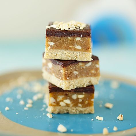 Raw Snickers Slice Bar, a healthy vegan Snickers slice with gooey, healthy caramel, crunchy peanuts & a dairy free chocolate layer. Kids Eat by Shanai. Raw Snickers Slice, Raw Snickers, Snickers Slice, Healthy Caramel, Raw Vegan Desserts, Lime Cheesecake, Raw Cake, Snickers Bar, Peanut Chicken