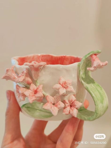 Homemade Stromboli, Handmade Mugs, Pottery Painting Designs, Clay Diy Projects, Tanah Liat, Pretty Mugs, Handmade Mug, Clay Mugs, Pottery Crafts