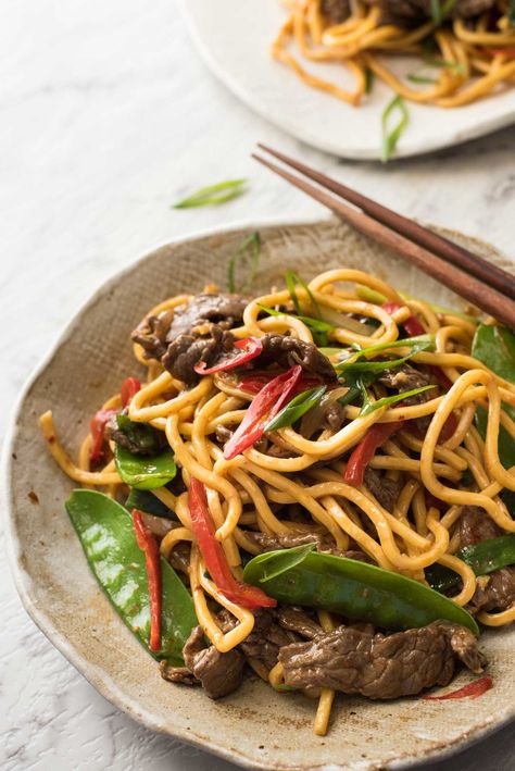 A classic beef hokkien noodle stir fry. Easy, healthy and fast! Sauce For Beef, Beef Lo Mein Recipe, Steak Stirfry Recipes, Chinese Sauce, Beef Noodle Stir Fry, Stir Fry Sauce Recipe, Sesame Beef, Steak Stir Fry, Beef Stir Fry Recipes