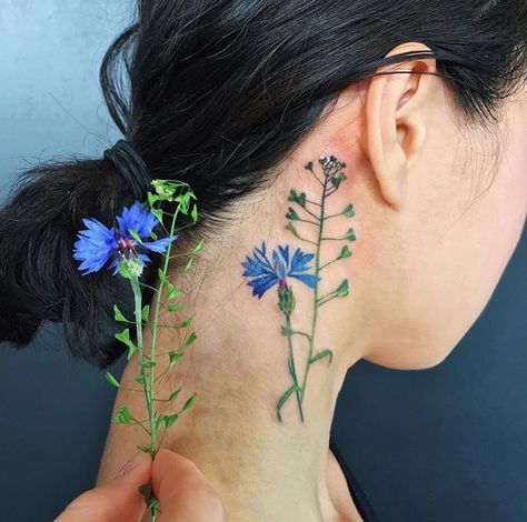 Cornflower Tattoo, Botanisches Tattoo, Ukrainian Tattoo, Floral Tattoos, Tattoos Geometric, Botanical Tattoo, Elegant Tattoos, Piercing Tattoo, Tattoo Inspo