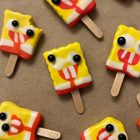 Bring a touch of humor and nostalgia to your fridge with this one-of-a-kind handmade polymer clay magnet featuring a funny melted SpongeBob popsicle design!💫 Inspired by the beloved childhood treat, this magnet captures the quirky, imperfect charm of those popsicles that never quite matched the picture on the wrapper.  Each magnet is approximately 1"x2" and carefully handcrafted from polymer clay, making every piece unique in its own way.✨ No two magnets are exactly alike, ensuring that you get Easy Clay Magnet Ideas, Polymer Clay Refrigerator Magnets, How To Make Clay Magnets, Things To Do With Modeling Clay, Gifts To Make Out Of Clay, Cute Polymer Clay Ideas Miniatures, Funny Clay Art, Clay Food Magnets Diy, Cute Modeling Clay Ideas