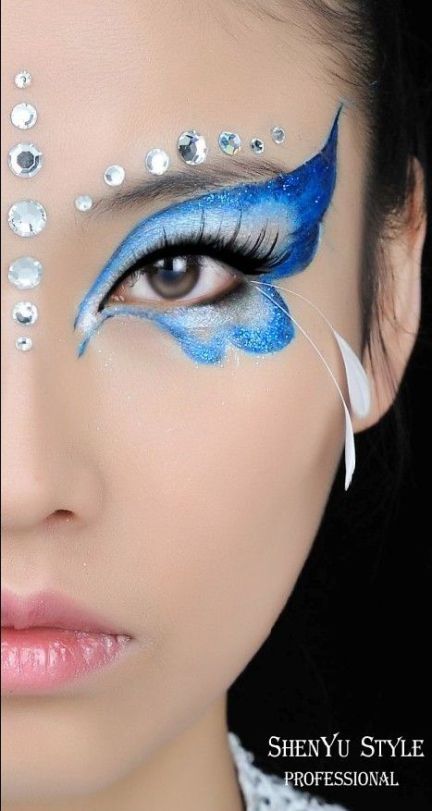 Butterfly Face Paint with Feather and Gem Accents ✖️No Pin Limits✖️More Pins Like This One At FOSTERGINGER @ Pinterest✖️ Carnaval Make-up, Obličejové Masky, Fantasy Make-up, Halloween Gesicht, Butterfly Face Paint, Butterfly Makeup, Butterfly Costume, Butterfly Face, Smink Inspiration