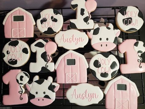 Cow Baby Shower Theme, Cow Print Birthday, Cow Cookies, Rodeo Birthday Parties, First Birthday Cookies, Cow Birthday Parties, Cow Baby Showers, Western Birthday Party, Farm Theme Birthday