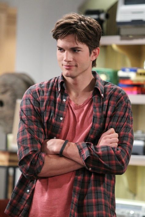 Ashton Kutcher in 'two and a half men Aston Kutcher, Walden Schmidt, Michael Kelso, Two And Half Men, Two And A Half Men, Ashton Kutcher, Men Haircut, Half Man, That 70s Show