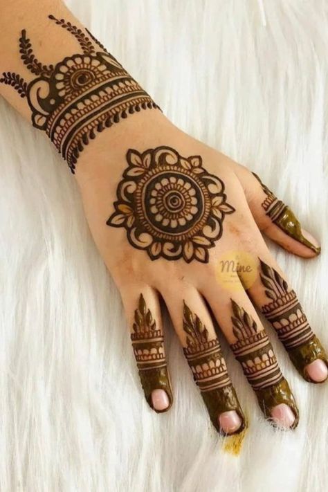 Front Mehndi Design, Back Hand Mehndi, Simple Henna Tattoo, Very Simple Mehndi Designs, Simple Mehndi Designs Fingers, Engagement Mehndi Designs, Stylish Mehndi, Stylish Mehndi Designs, Mehndi Designs Front Hand