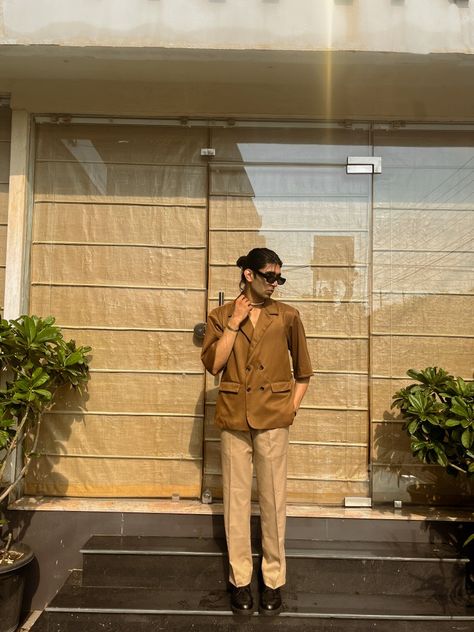 Brown And Beige Outfits, Brown Oversized Shirt Outfit, Beige Trousers Outfit Men, Loose Shirt Outfit, Beige Trousers Outfit, Oversized Outfit Men, Oversized Outfit Ideas, Trousers Outfit Men, Brown Pants Men