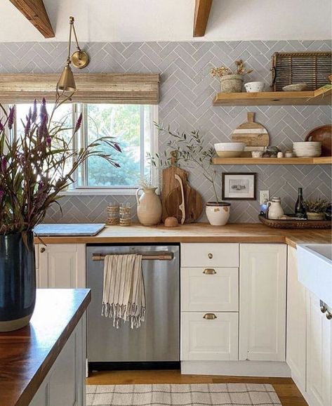 Kitchen Herringbone Backsplash, Серая Кухня, Style Me Pretty Living, Herringbone Backsplash, Brick Backsplash, Cozy Kitchen, Store Design Interior, Küchen Design, White Kitchen