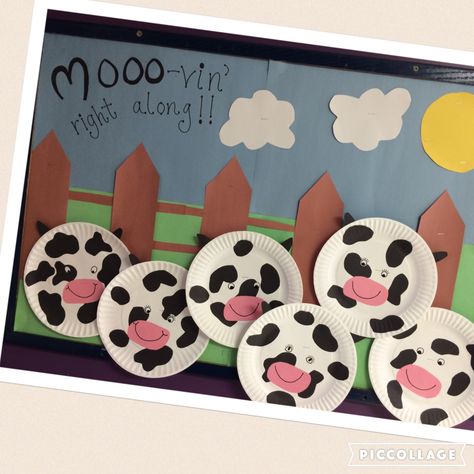 Preschool cow bulletin board. "Mooo-vin right along" Farm Animal Bulletin Board, Cow Themed Bulletin Boards, Cow Bulletin Board, Cow Bulletin Board Ideas, Cow Classroom, Farm Bulletin Board Ideas, Barnyard Classroom, Rodeo Crafts, Preschool Artwork