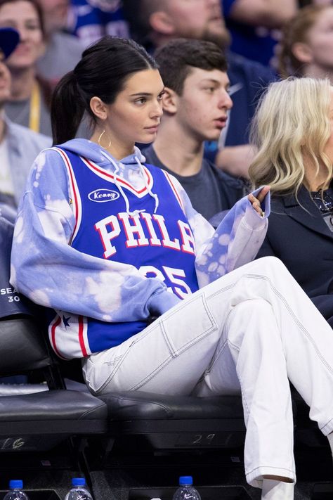 Kendall Jenner and Rihanna Wore Tie-Dye In Completely Different Ways | Teen Vogue Jersey Over Hoodie Outfit, Jersey Over Hoodie, Superbowl Party Outfit, Sports Jersey Outfit, Basketball Jersey Outfit, Basketball Game Outfit, Super Bowl Outfit, Tie Dye Loungewear, Nba Outfit