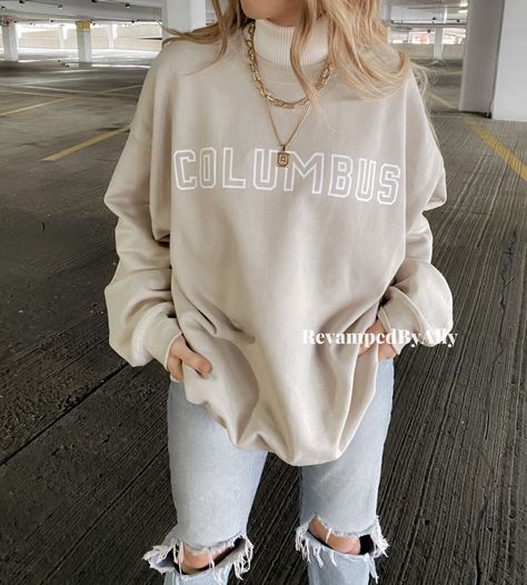 7bb060764a818184ebb1cc0d43d382aadesc51152585ri Crewneck Outfit, Pastel Outfit, Style Goals, Outfit Invierno, School Looks, Sweatshirt Outfit, Mein Style, Outfit Inspo Fall, Fotografi Potret