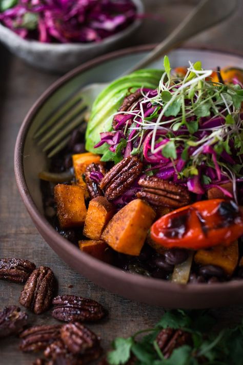 40 Mouthwatering Vegan Dinners!| Like these Mexican -style Oaxacan Bowls with roasted chipotle sweet potatoes and sweet peppers over a bed of warm seasoned black beans. It’s topped with a crunchy cabbage slaw, avocado and my favorite thing ever, toasted Chipotle Maple Pecans. Vegan and grain-free, hands down, this bowl is my new favorite! #vegan #vegandinner #veganbowl #bowl Yam Or Sweet Potato, Avocado Sauce, Stuffed Sweet Peppers, Vegan Dinner Recipes, Tahini, Food Guide, Sin Gluten, Vegan Dinners, Clean Eating Recipes