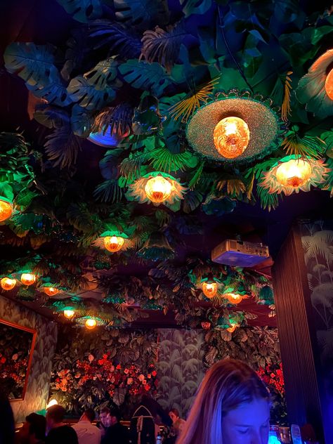 paradiso bar barcelona Aesthetic Barcelona, Barcelona Nightlife, Barcelona Bars, Tropical Bar, Barcelona Aesthetic, Aesthetic Tropical, Bar Aesthetic, Barcelona Itinerary, European Summer Aesthetic