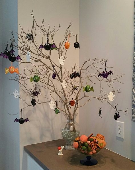 Halloween Twig Tree, Halloween Branch Tree, Diy Halloween Branch Tree, Halloween Branch Decor, Crafts With Air Dry Clay, Clay Halloween Crafts, Air Dry Clay Halloween, Clay Crafts Air Dry Ideas, Diy Halloween Tree