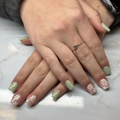 Short Green Nails With Flowers, Flower Nail Designs Square, Pastel Green Nails Short, Light Green Nails Short, Short Nails Ideas Green, Green Daisy Nails, Green Nails With Flowers, Cute Green Nails, Green Spring Nails