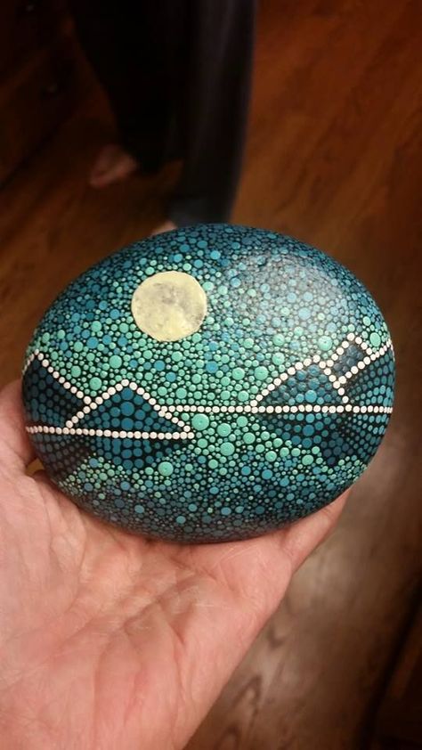 Acrylic Dot Painting Ideas, Mandela Rock Painting, Mandala Painted Rocks, Diy Rock Art, Mandala Rock Art, Fused Glass Artwork, Painted Rocks Craft, Rock Painting Patterns, Mandala Rocks