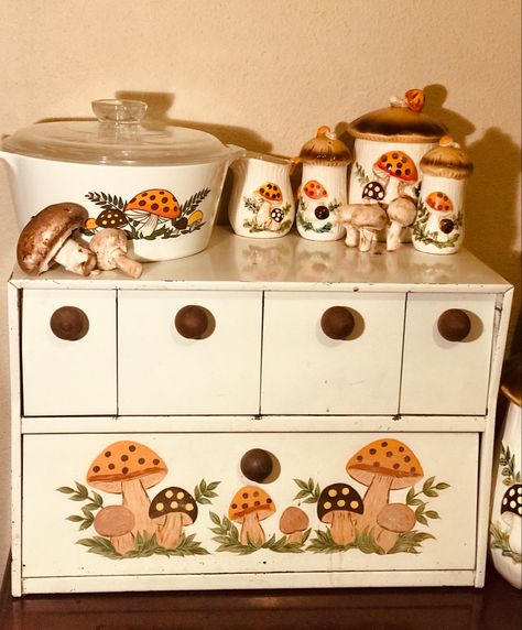 I’ve heard this is a unicorn for some of you? 😍🍄 70s Mushroom Kitchen, Merry Mushroom Kitchen, Mushroom Kitchen, Retro Apartment, Merry Mushroom, Vintage Canister Sets, Retro Glassware, Kitsch Decor, Hippie Homes