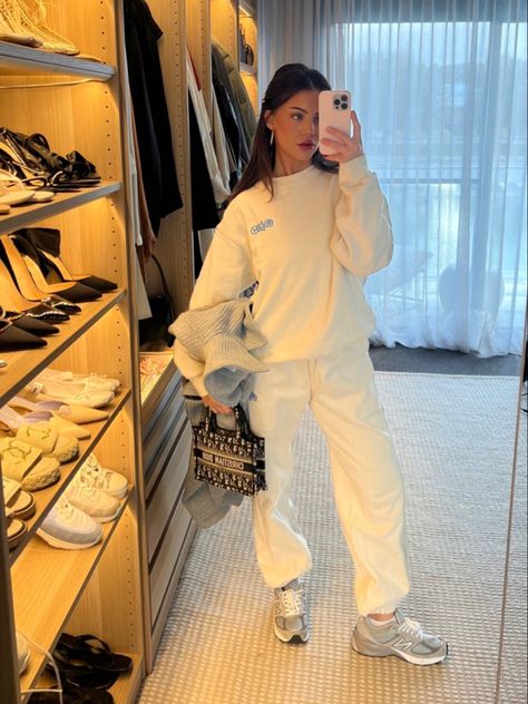 Graciepiscopo on ig #tracksuit #joggers #sweatshirt #sweatpants #comfystyle #comfyclothes #coordset #coordinate #diorbag #luxurybag #newbalance #casualoutfit #mirrorselfies #sportystyle White Tracksuit, Sleepy Bear, Coord Set, Comfy Fashion, Sporty Chic, Sporty Style, Comfy Outfits, Gym Outfit, Dior Bag