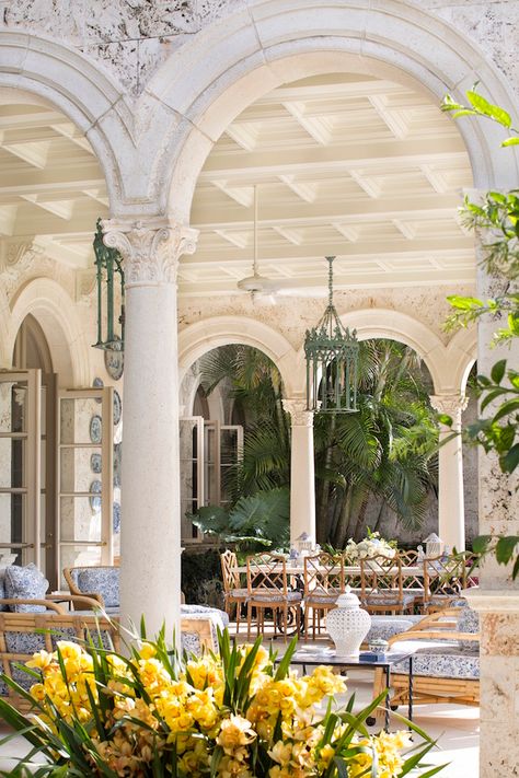 Palm Beach Chic, Villa Di Lusso, Palm Beach Style, Casas Coloniales, Tuscan Style, Sunrooms, Beach Chic, Outdoor Living Spaces, Outdoor Dining Area