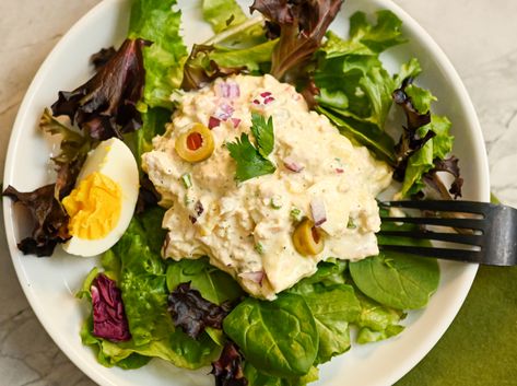 This tuna egg salad is our family's recipe. It's packed with flavor and protein. Make an easy egg salad recipe in under 10 minutes that the whole family will love! It's low in carbs and keto-friendly! Tuna Egg Salad Recipe, No Cook Keto, Keto Prep, Tuna Egg Salad, Classic Tuna Salad, Canned Tuna Recipes, Easy Egg Salad, Tuna And Egg, Prep Lunch