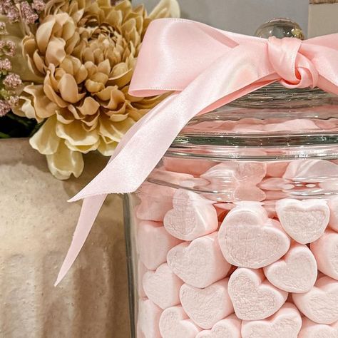 Ashley Savage | Home Decor on Instagram: "💕Valentine’s Day Kitchen Display💕 Nothing cuter than these heart-shaped marshmallows lined up around a glass jar. Top it with a bow and display it on your kitchen counter or add it to your kitchen island centerpiece. I used two bags of marshmallows, but you could do 1 if you didn’t put any marshmallows in the middle of the jar. I will share the details on where I got my heart-shaped marshmallows and my glass jar with yall in stories and LTK. • • • #vday #loveday #valentine #valentines #papercraft #allthehearteyes #diyvalentines #diycraft #diycrafts #hearts #bowtrend #vdayinspo #valentinesinspo #valentinecrafts #valentinescrafting #valentineskitchen #vdaydecor #valentinesdaydecor" Candy Jar Decor, Shaped Marshmallows, Island Centerpiece, Kitchen Island Centerpiece, Vday Decor, Clear Vase, Kitchen Display, Valentine Candy, The Jar