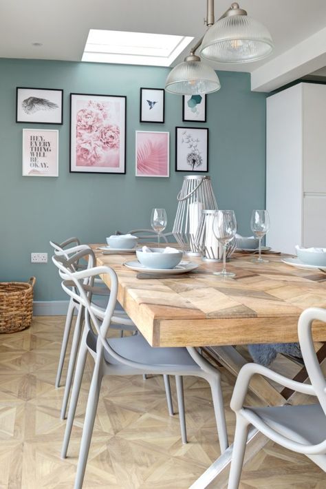 Kitchen Teal Walls, Teal Feature Wall Kitchen, Pink And Teal Kitchen Decor, Light Teal Dining Room, Teal Dining Rooms, Light Turquoise Walls, Teal Kitchen Walls, Dining Room Teal, Kitchen Feature Wall