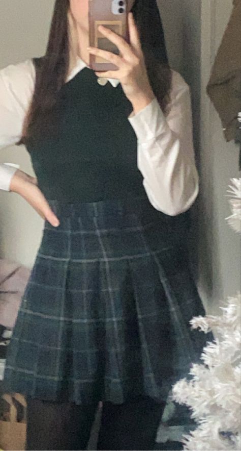 Sixth form outfit 2021 dark academia slytherin green clueless Green Outfit School, Dark Academia Slytherin Outfit, Green Academia Clothes, Slytherin Academia Outfit, Green Uniform Aesthetic, Dark Academia Green Outfit, Preppy Green Outfit, Green Dark Academia Outfit, Dark Academia Outfit Girl