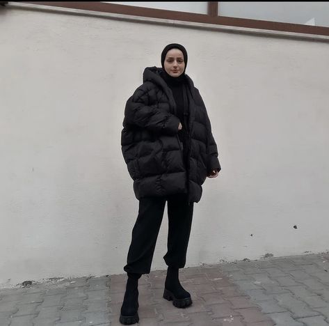 Winter Puffer Jacket Outfits, Black Puffer Jacket Outfit, Puffer Jacket Outfit, Ootd Winter, Japan Outfit, Winter Puffer Jackets, Winter Inspo, Black Puffer Jacket, Hijabi Outfits