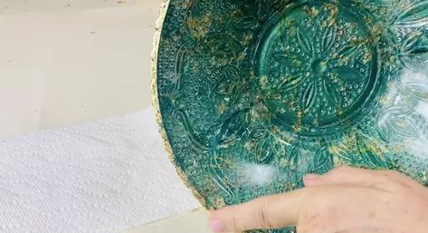 Learn the technique of reverse decoupage using glassware, decorative napkins, and gold leaf sheets with this simple step-by-step tutorial. Reverse Decoupage, Decoupage On Glass, Gold Leaf Decor, Decoupage Tutorial, Decoupage Tray, Bowl Turning, Decoupage Glass, Decorative Napkins, Decoupage Diy