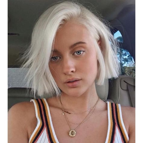 15 Hair Color Trends You Need To Know In 2022 - Behindthechair.com Champagne Blonde Hair, Hair Color Guide, Perfect Blonde Hair, Bob Hair Color, Huge Hair, Dramatic Hair, Blonde Bob Hairstyles, Cool Blonde Hair, Brunette Color