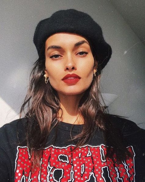 How To Wear A Beret, Beret Outfit, Gizele Oliveira, French Beret, Style Rock, Estilo Preppy, Mode Ootd, Parisian Chic, Street Style Inspiration