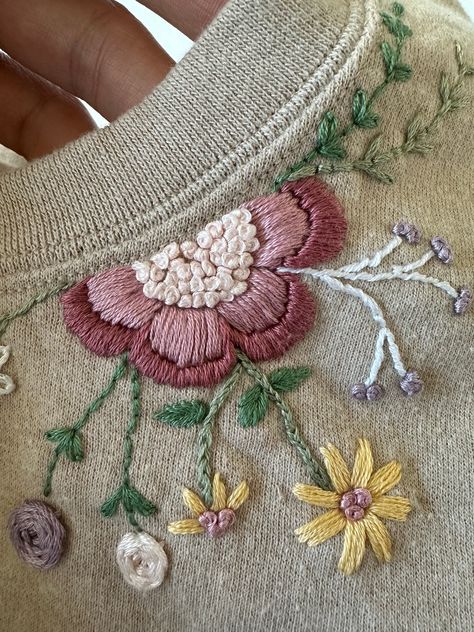 . Floral embroidery hoop art for home decor. #embroidery #embroiderydesign #floralembroidery #springembroidery #hoopart . #Tela #Embroider_Clothing #Embroidered_Shirt_Diy #Stitch_Stickers Embroider Clothing, Embroidery Pattern Floral, Diy Hand Embroidery, Stick And Stitch, Clothes Embroidery, Neckline Embroidery, Clothes Embroidery Diy, Digital Embroidery Patterns, Embroidery Diy